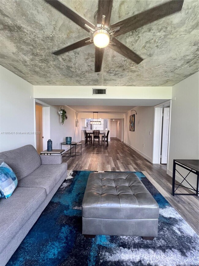 1705 Whitehall Dr in Davie, FL - Building Photo - Building Photo