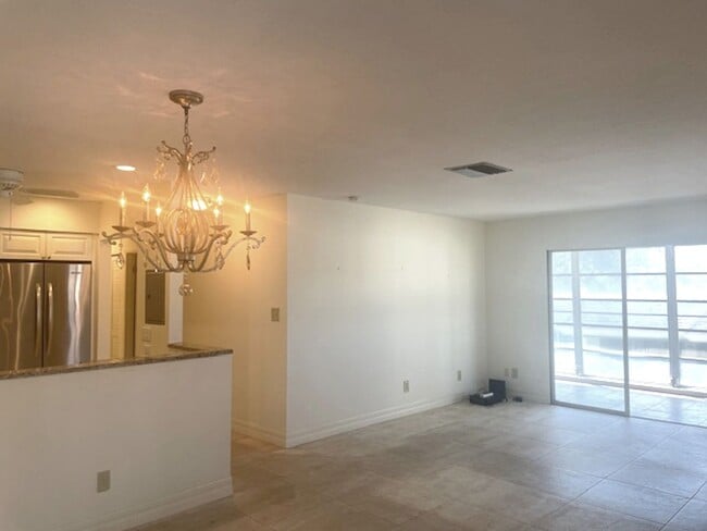 554 Sutton Pl in Longboat Key, FL - Building Photo - Building Photo