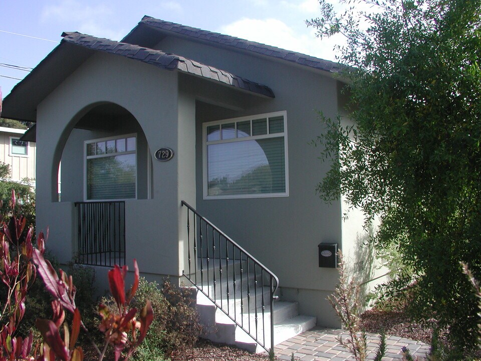729 Junipero Ave in Pacific Grove, CA - Building Photo
