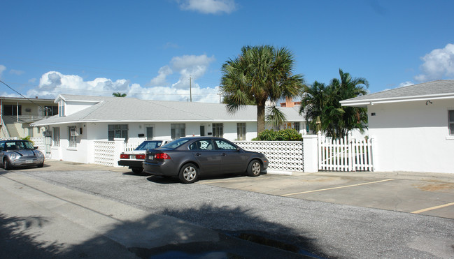 107 S Palmway in Lake Worth, FL - Foto de edificio - Building Photo