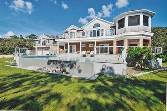 90 Napeague Harbor Rd in Amagansett, NY - Building Photo - Building Photo