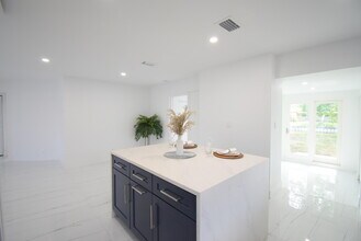 3541 NW 37th Ave in Lauderdale Lakes, FL - Building Photo - Building Photo