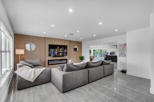 1255 NE 199th St in Miami, FL - Building Photo