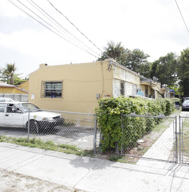 2766 NW 27th St in Miami, FL - Building Photo - Building Photo