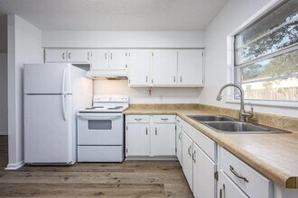 1013 Holton Ave in Fort Walton Beach, FL - Building Photo - Building Photo