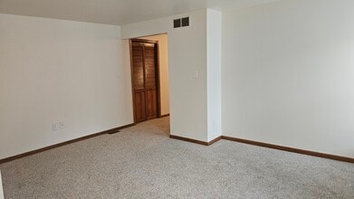 303 S Main St, Unit 303 2S in Crown Point, IN - Foto de edificio - Building Photo