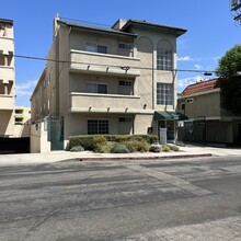 Adriana Arms Apartments in Studio City, CA - Building Photo - Building Photo