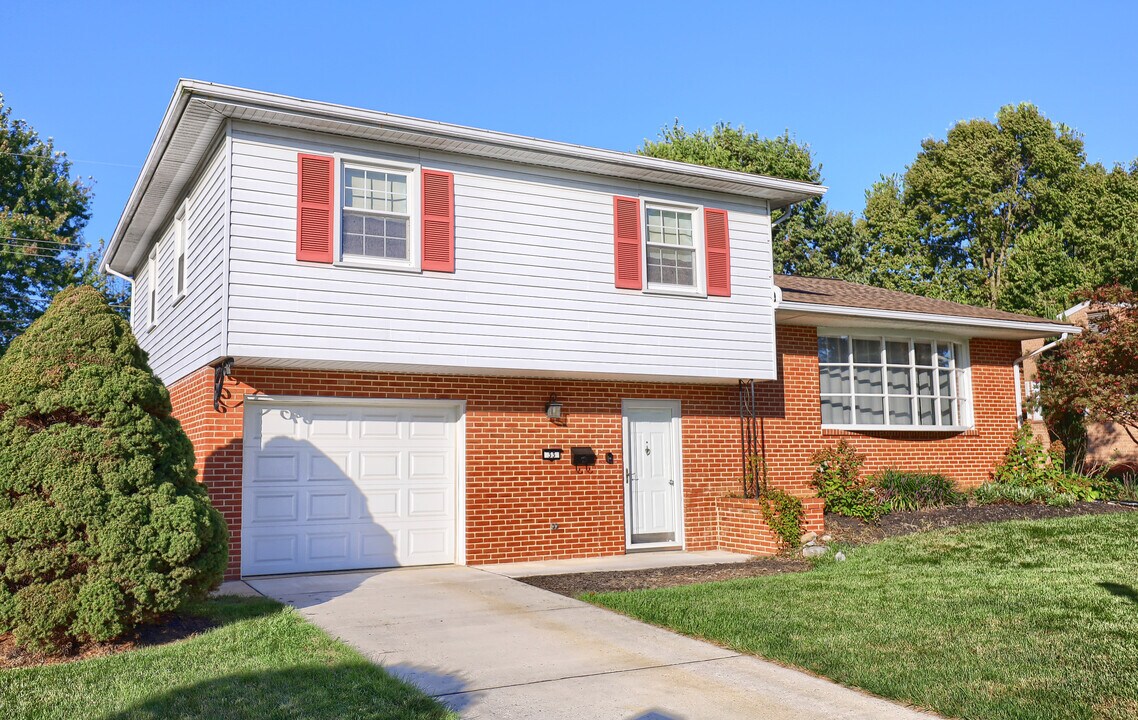 33 S West Ave in Camp Hill, PA - Building Photo