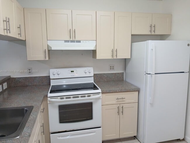 9937 Nob Hill Ct in Sunrise, FL - Building Photo - Building Photo