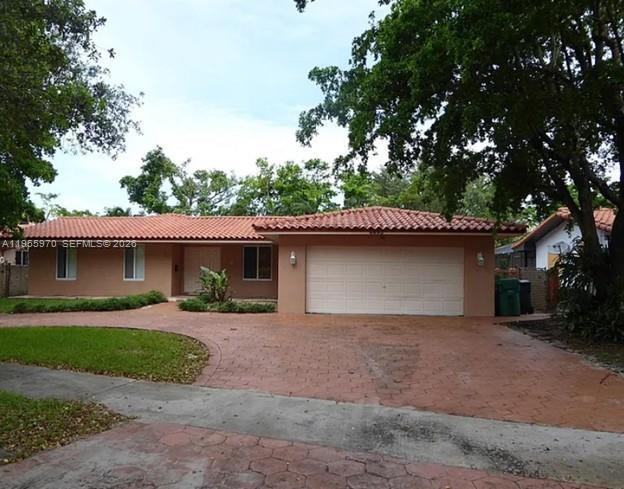6895 Loch Ness Dr in Miami Lakes, FL - Building Photo