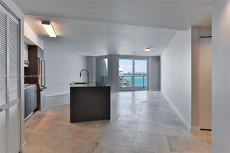 9821 E Bay Harbor Dr, Unit # 902 in Bay Harbor Islands, FL - Foto de edificio - Building Photo