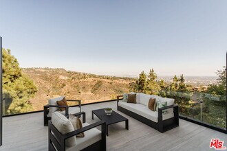 1666 Summitridge Dr in Beverly Hills, CA - Building Photo - Building Photo