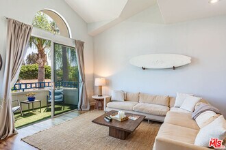 6451 Zuma View Pl in Malibu, CA - Building Photo - Building Photo