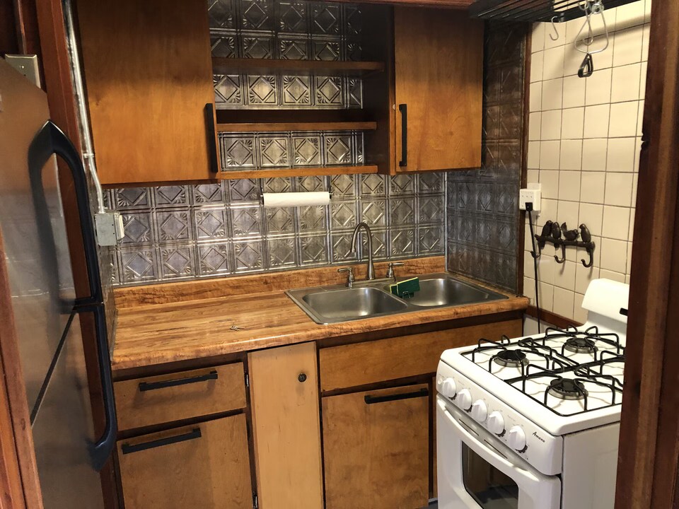1933 Pinehurst Rd, Unit Single in Los Angeles, CA - Building Photo