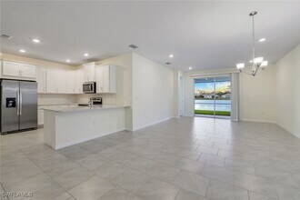 1249 Enbrook Lp in Naples, FL - Foto de edificio - Building Photo