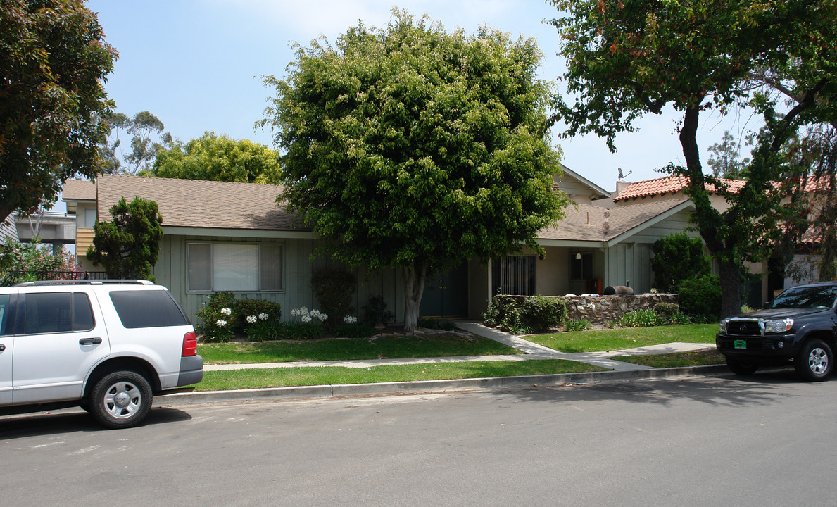 8161 San Angelo Dr in Huntington Beach, CA - Foto de edificio