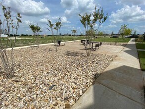 2721 Vista Park Ln in Lewisville, TX - Foto de edificio - Building Photo