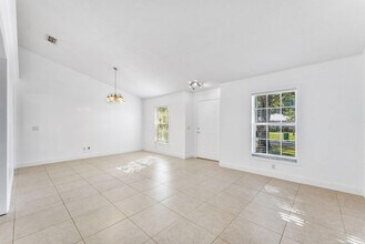 655 SE Ron Rico Terrace in Port St. Lucie, FL - Foto de edificio - Building Photo