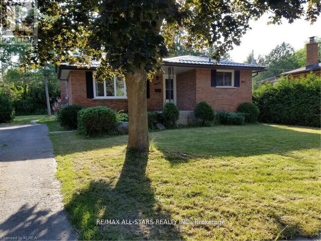 11 Roselyn Ct in Kawartha Lakes, ON - Building Photo - Building Photo