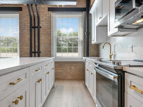 5th Avenue Station in Naperville, IL - Foto de edificio - Building Photo