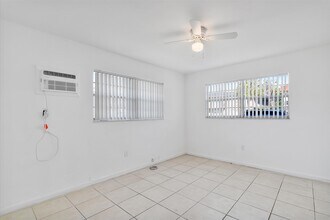 16100 NE 19th Ct, Unit 4 in North Miami Beach, FL - Foto de edificio - Building Photo