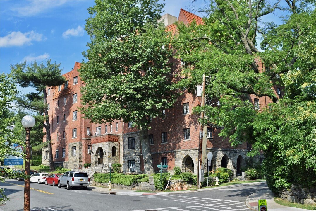 22 Sagamore Rd in Bronxville, NY - Building Photo