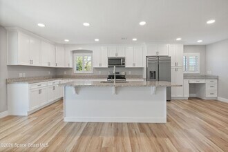 537 Royal Palm Blvd in Satellite Beach, FL - Foto de edificio - Building Photo