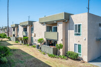 Regency Plaza Apartment Homes in Anaheim, CA - Foto de edificio - Building Photo