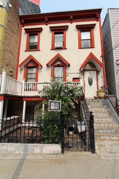 323 E 150th St in Bronx, NY - Building Photo