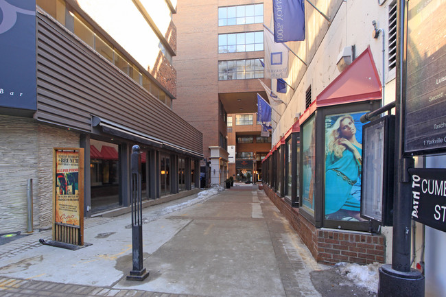 Renaissance Court in Toronto, ON - Building Photo - Building Photo