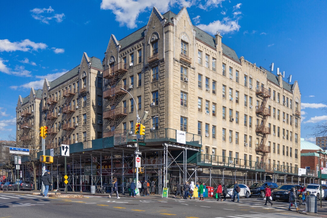 Sanford Court in Flushing, NY - Building Photo