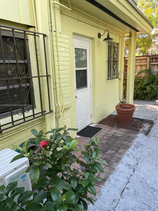 324 SW 23rd Ave-Unit -0 in Miami, FL - Building Photo