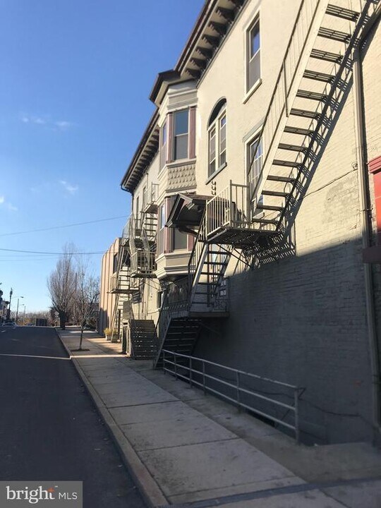 5 W Queen St in Chambersburg, PA - Building Photo