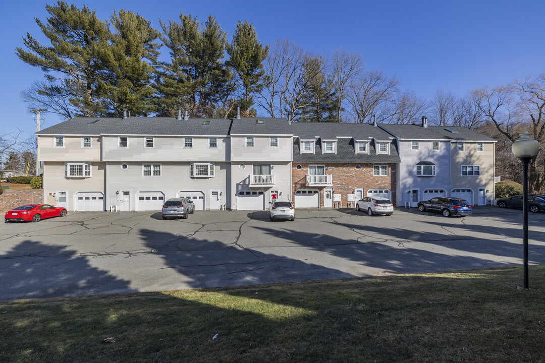 Oak Knoll Condominiums in Dracut, MA - Building Photo