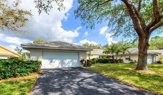 130 Southampton Pl S in Venice, FL - Building Photo