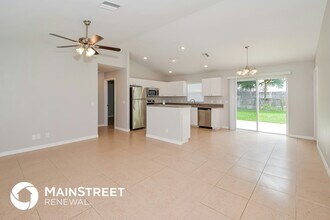 3858 N Chamberlain Blvd in North Port, FL - Foto de edificio - Building Photo