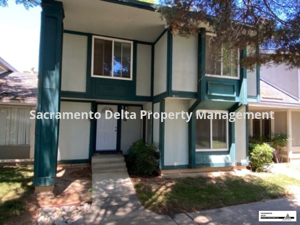 151 Fairgrounds Dr in Sacramento, CA - Foto de edificio