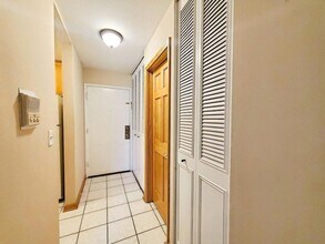 1500 Robin Cir, Unit 108 in Hoffman Estates, IL - Building Photo - Building Photo