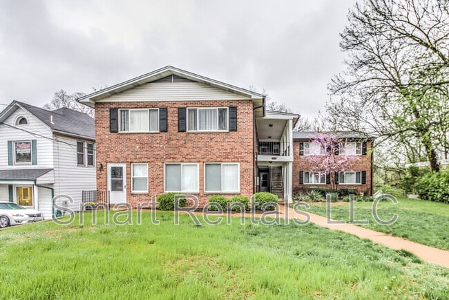 7848 Big Bend Blvd in Webster Groves, MO - Building Photo - Building Photo