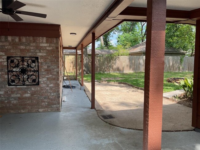 1015 Lodgehill Ln in Houston, TX - Foto de edificio - Building Photo