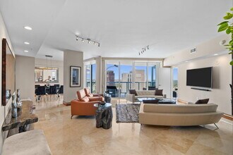 333 Las Olas Way in Fort Lauderdale, FL - Foto de edificio - Building Photo