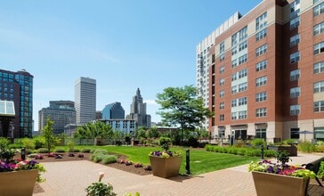 Center Place in Providence, RI - Foto de edificio - Building Photo