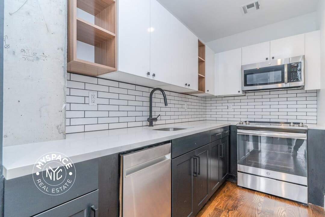 31-19 37th St, Unit 4D in Queens, NY - Building Photo