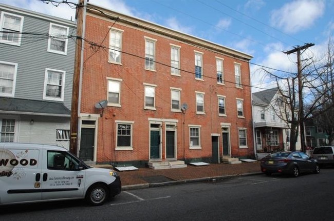 23-27 E Union St in Burlington, NJ - Foto de edificio - Building Photo