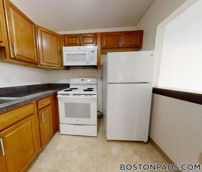 378 Sunderland Rd, Unit 24 in Worcester, MA - Foto de edificio - Building Photo