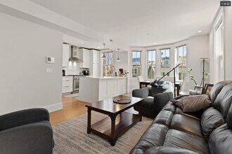 447 W Fourth St, Unit 2 in Boston, MA - Foto de edificio - Building Photo