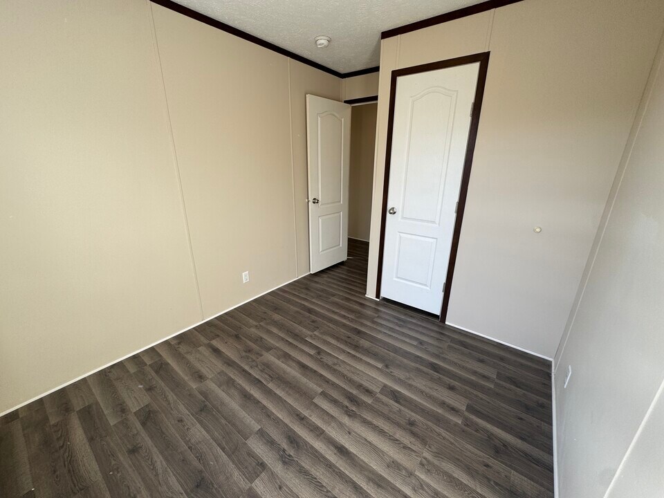 48582 Lakeview E in Shelby Township, MI - Building Photo