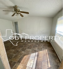 515 Maple St in Jourdanton, TX - Foto de edificio - Building Photo