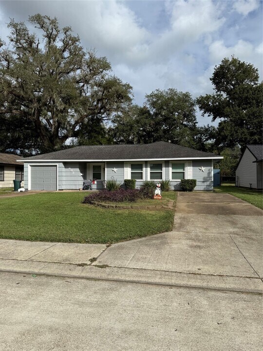833 Magnolia St in Lake Jackson, TX - Building Photo