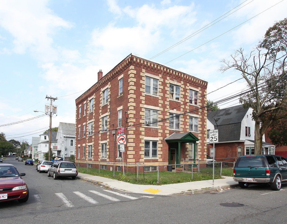 1475 Dwight St in Holyoke, MA - Foto de edificio